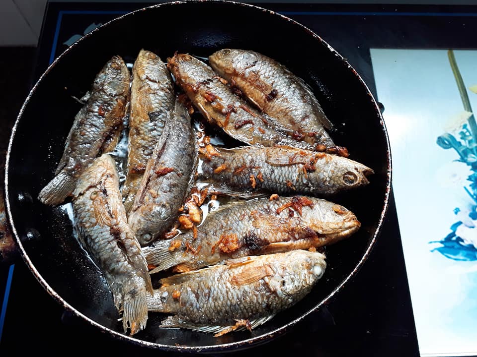 C&aacute;ch l&agrave;m m&oacute;n c&aacute; r&ocirc; đồng chi&ecirc;n thơm ngon, gi&ograve;n rụm