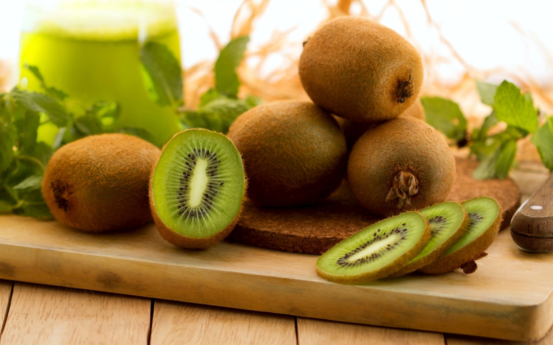 Quả kiwi cung cấp rất nhiều chất dinh dưỡng cho b&agrave; bầu v&agrave; thai nhi