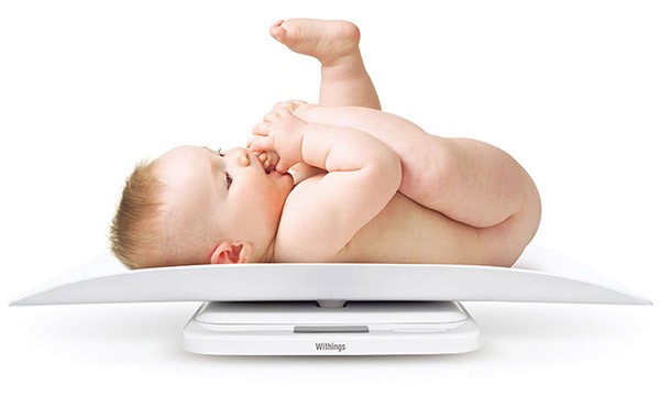Mẹ n&ecirc;n thường xuy&ecirc;n theo d&otilde;i c&acirc;n nặng của b&eacute; trong thời kỳ cai sữa