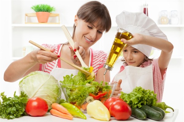 Chất b&eacute;o bao gồm dầu, mỡ đ&oacute;ng vai tr&ograve; rất quan trọng trong nguồn dinh dưỡng cho b&eacute;