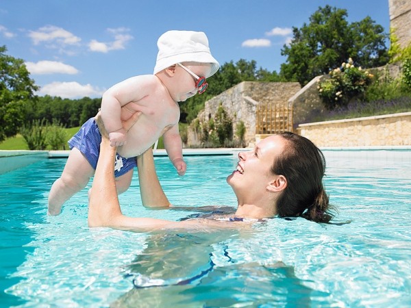 Vitamin D từ việc tắm nắng hợp l&yacute; sẽ bổ sung nguồn dinh dưỡng cho b&eacute;