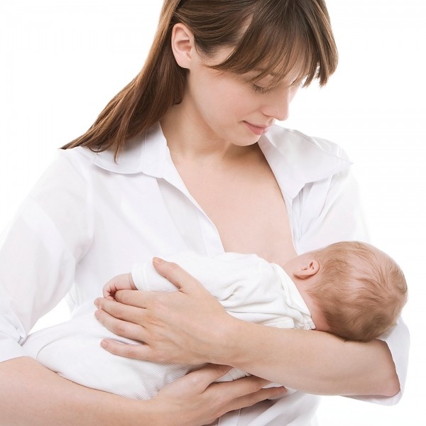Sữa mẹ cũng l&agrave; một nguồn cung cấp vitamin D cho b&eacute;