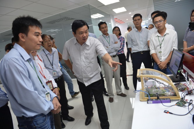 &Ocirc;ng Đinh La Thăng chỉ đạo đẩy nhanh cổ phần h&oacute;a C&ocirc;ng ty TNHH MTV Ph&aacute;t triển C&ocirc;ng vi&ecirc;n phần mềm Quang Trung, tạo đ&agrave; ph&aacute;t triển v&agrave; cạnh tranh