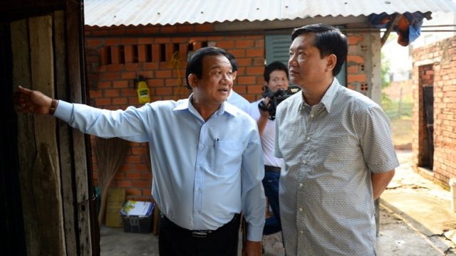 B&iacute; thư Th&agrave;nh ủy TP.HCM Đinh La Thăng (phải) l&agrave;m việc tại Củ Chi s&aacute;ng 18.2.