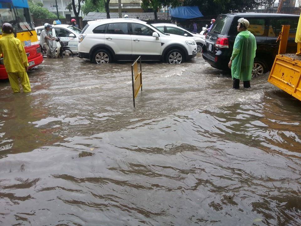 Mở nắp cống để nước thoát nhanhchóng