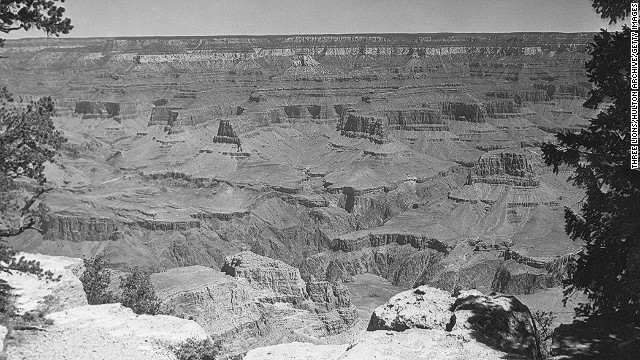 Năm 1956, một máy bay phản lực TWA đâm vào một máy bay United Airlines trên hẻm núi Grand Canyon. Vụ tai nạn làm nổi bật yêu cầu phải có thông tin liên lạc tốt hơn giữa các máy bay. Một vài năm sau đó, Cục Hàng không liên bang (FAA) đã được thành lập để thiết lập các hướng dẫn cho 13Win22 com tỷ lệ cược cao ở Hoa Kỳ. 
