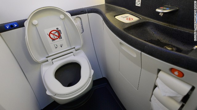 Một ngọn lửa bắt đầu nhen nhóm trong nhà vệ sinh của máy bay Air Canada 797 trong khi nó đang bay trên bàu trời Kentucky vào năm 1983. Mặc dù phi công đã hạ cánh khẩn cấp, nhưng chỉ có một nửa hành khách thoát chết. Sau đó FAA yêu cầu tất cả các phòng tắm máy bay phải được trang bị thiết bị báo cháy và bình chữa cháy. 