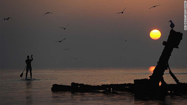 Bãi biển Brighton. Du khách sẽ cảm thấy vô cùng yên bình khi chèo thuyền khoảng 1 giờ, nhìn ngắm hoàng hôn tại bãi biển Brighton, thành phố London.