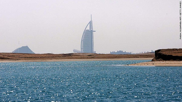 Bãi biển Jumeirah (Dubai). Tòa nhà chọc trời cao vút, trung tâm mega và sân golf được cắt tỉa cẩn thận là tâm điểm chú ý của du khách khi tới DuBai. Nhưng bãi biển ở đây thu hút hơn nhiều bởi vẻ đẹp của nó. Bãi biển thành phố được cho là có tiềm năng du lịch rất lớn.