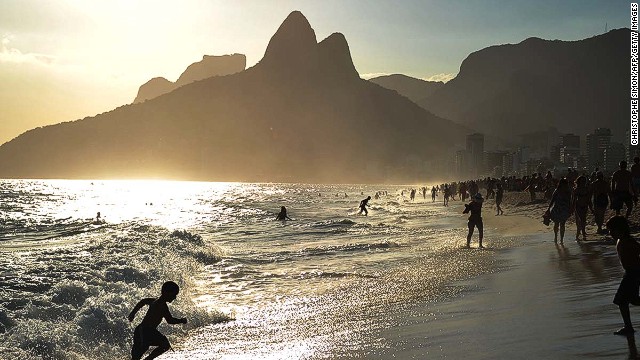 Bãi biển Ipanema (Rio De Janeiro, Brazil). Ipanema vô cùng quyến rũ với 1.600 km chiều dài bãi biển và bãi cát trắng đẹp mắt. Đỉnh núi đá granite hùng vĩ bên cạnh bãi tắm tạo ra một khung cảnh ngoạn mục cùng với màu xanh rực rỡ của Đại Tây Dương. 