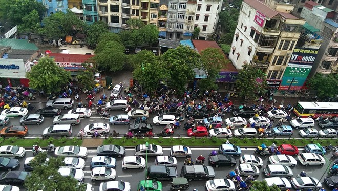 Các phương tiện ùn ứ trên đường Cầu Giấy. Hàng nghìn xe máy, ôtô chôn chân giữa trời mưa.