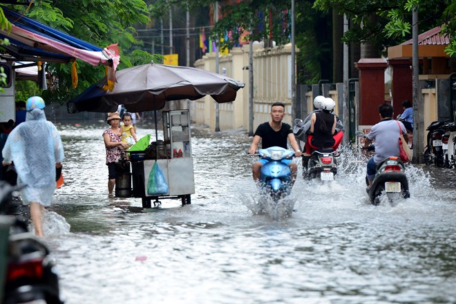 Phố Cổ Nhuế ngập sâu trong nước, các phương tiện di chuyển khó khăn.