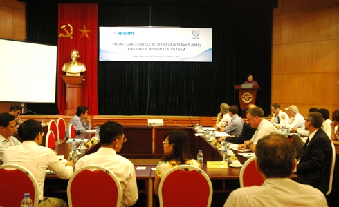 Đo&agrave;n đ&aacute;nh gi&aacute; ph&aacute;p quy t&iacute;ch hợp của IAEA l&agrave;m việc tại Việt Nam