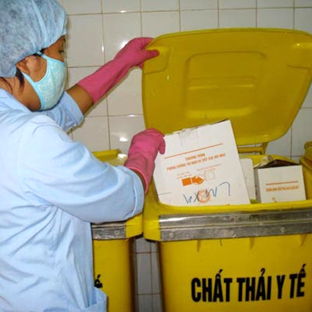 Chất thải y tế bị đồn thổi l&agrave; được c&aacute;c cơ sở sản xuất 'mua chui' t&aacute;i chế th&agrave;nh cốc nhựa, hộp cơm