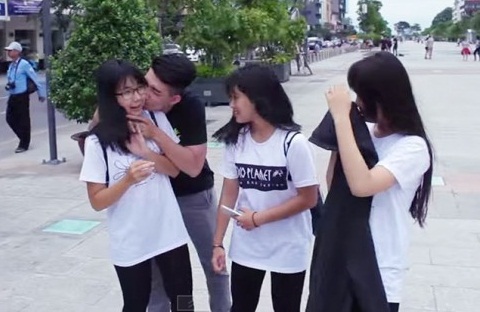 Tr&agrave;o lưu Kiss Cam g&acirc;y phản cảm thời gian gần đ&acirc;y