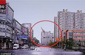 Ngày 19/7, một trực thăng cứu hộ của Hàn Quốc hôm qua lao thẳng xuống đất khi nó bay qua khu vực chung cư thuộc thành phố Gwangju, khiến 5 lính cứu hỏa thiệt mạng.