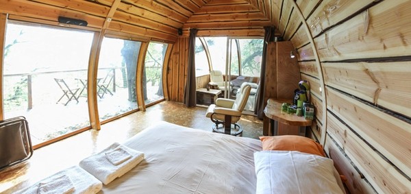Phòng khách tuy nhỏ nhưng rất gọn gàng, với những đồ vật tối giản.