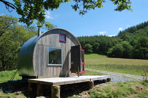 Căn nhà Caban Crwn nằm giữa thảo nguyên tại Machynlleth, Wales.