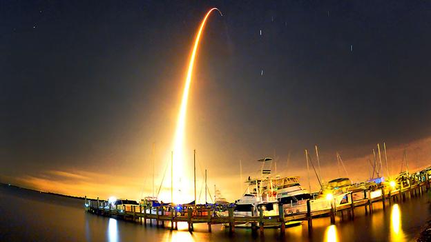 Tên lửa tiếp tế. Tên lửa SpaceX Falcon 9 được phóng khỏi bệ phát sáng trên bầu trời để làm nhiệm vụ tiếp tế cho Trạm vũ trụ quốc tế. (ảnh Rubadoux / AP)
