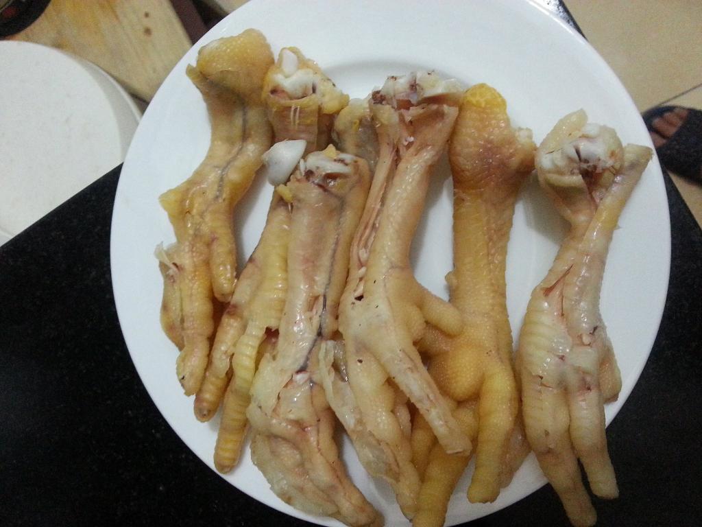 Mẹo chọn ch&acirc;n g&agrave; ngon qua quan s&aacute;t m&agrave;u sắc, h&igrave;nh d&aacute;ng của ch&acirc;n g&agrave;