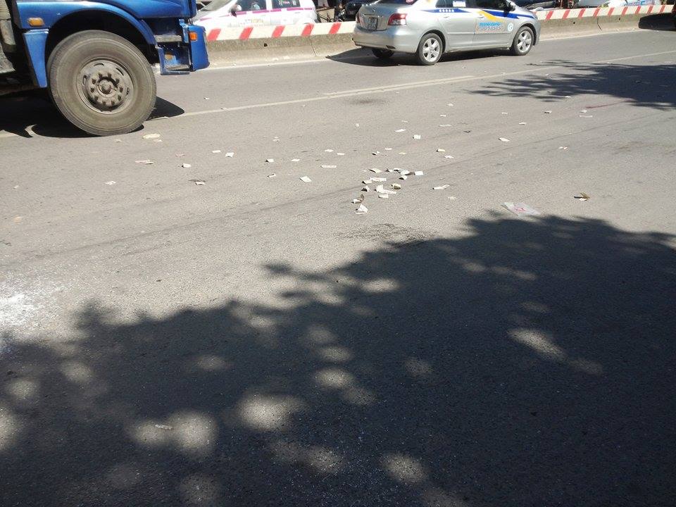 Tai nạn giao th&ocirc;ng chết người, nhiều người đổ x&ocirc; 'h&ocirc;i' tiền người chết