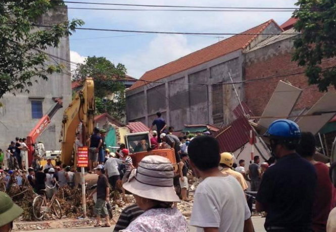 Tai nạn nh&agrave; 3 tầng kinh doanh đồ điện tử đổ sụp v&igrave; nh&agrave; b&ecirc;n cạnh đ&agrave;o m&oacute;ng