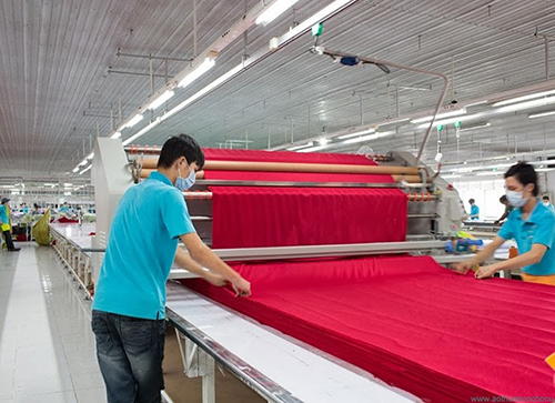 Với m&aacute;y cắt, trải vải, một c&ocirc;ng nh&acirc;n c&oacute; thể đạt được năng suất của 10 người