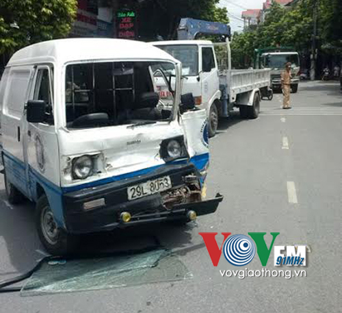 3 &ocirc; t&ocirc; đ&acirc;m nhau li&ecirc;n ho&agrave;n khiến c&aacute;c xe bị hư hỏng nghi&ecirc;m trọng