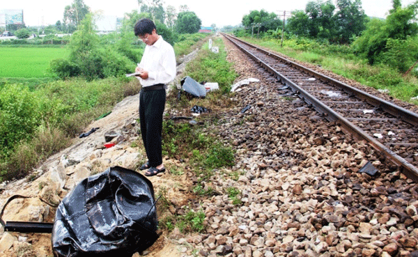 Tai nạn giữa xe đầu k&eacute;o v&agrave; t&agrave;u hỏa g&acirc;y &aacute;ch tắc tuyến đường sắt suốt nhiều giờ