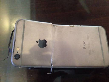 Tai nạn khi d&ugrave;ng iPhone khiến điện thoại ph&aacute;t nổ v&agrave; bị biến dạng