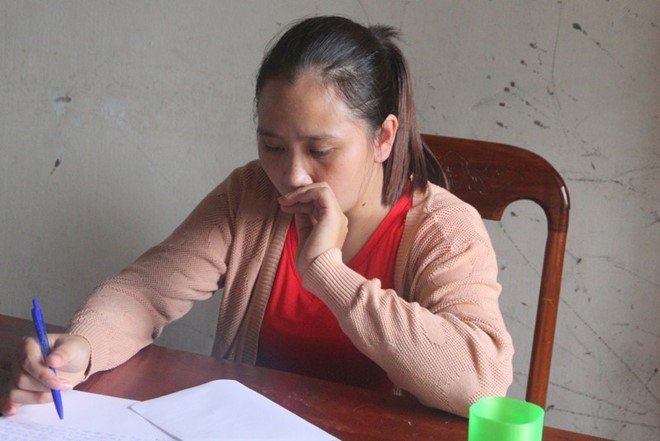Một trong hai đối tượng lợi dụng sơ hở kh&aacute;ch h&agrave;ng trộm cắp t&agrave;i sản