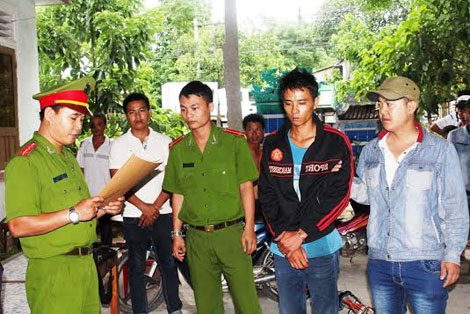 Bắt khẩn cấp đối tượng trộm v&agrave;ng giấu l&ecirc;n m&aacute;i nh&agrave;