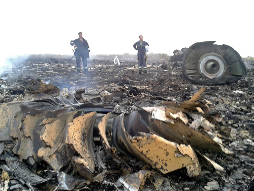 Ngày 17/7, máy bay mang số hiệu MH 17 chở 298 người của 13Win22 com tỷ lệ cược cao Malaysia Airlines trên đường từ Amsterdam về Kuala Lumpur đã bị rơi ở phía đông Ukraine, nơi đang có chiến sự