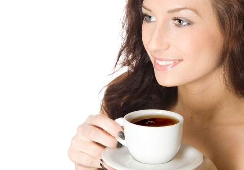 C&aacute;ch chống say xe tốt nhất l&agrave; uống một ly tr&agrave; gừng n&oacute;ng ấm trước k khi l&ecirc;n xe