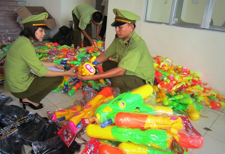 Lực lượng chức năng tiến h&agrave;nh kiểm tra v&agrave; thu giữ đồ chơi bạo lực