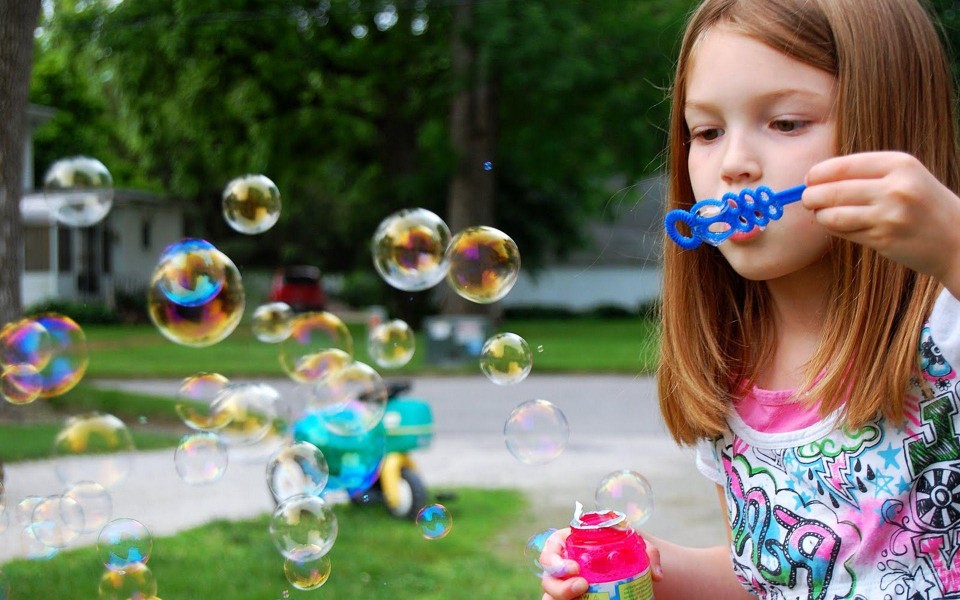 Đồ chơi thổi bong b&oacute;ng ẩn chứa rất nhiều vi khuẩn độc hại