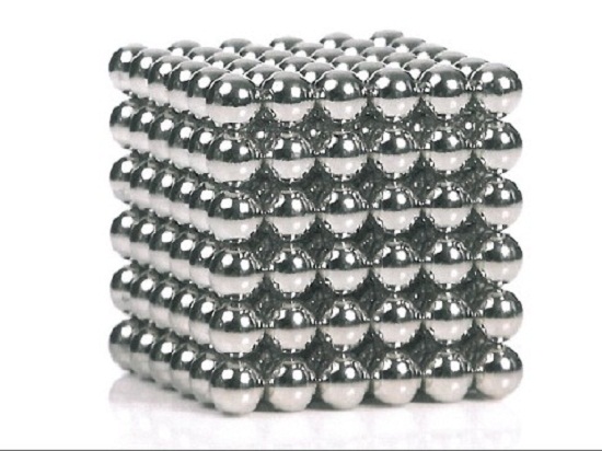 C&oacute; nhiều tranh c&atilde;i qung quanh việc bi nam ch&acirc;m Buckyball kh&ocirc;ng phải đồ chơi an to&agrave;n cho trẻ em