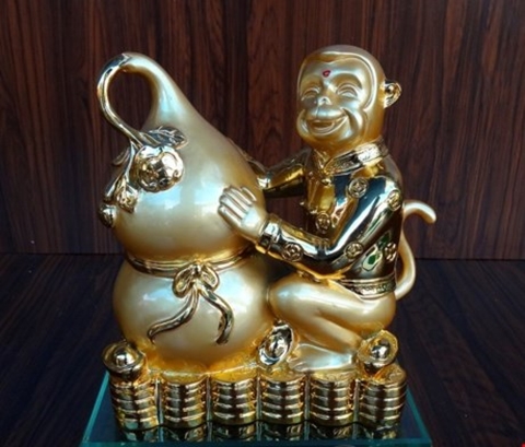 Tượng ch&uacute; Khỉ đang &ocirc;m t&uacute;i t&agrave;i lộc khổng lồ l&agrave; đồ phong thủy năm B&iacute;nh Th&acirc;n được ưa chuộng 