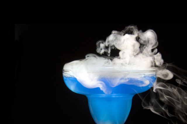 Ly cocktail bốc kh&oacute;i quyến rũ n&agrave;y l&agrave; sản phẩm của c&ocirc;ng nghệ cao