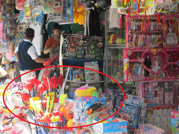 Đồ chơi bạo lực vẫn bán công khai