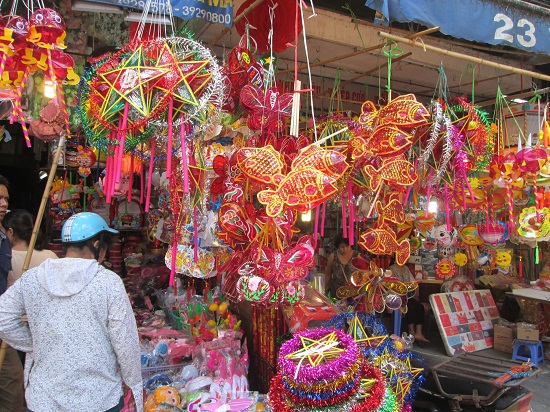 Những chiếc đèn ông sao và đèn lồng cá chép, hàng thủ công do các cơ sở sản xuất ở trong nước làm ra. Giá của các sản phẩm đèn ông sao khoảng 15 - 20 ngàn đồng/chiếc. Đèn lồng cá chép loại có đèn khoảng 20 ngàn đồng/chiếc. Ảnh: Nguyễn Nam