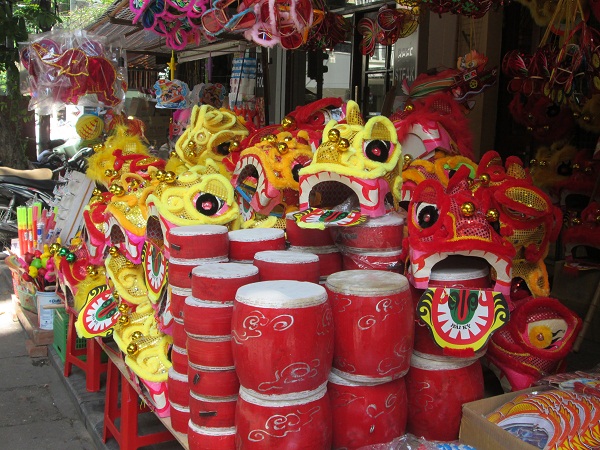 Trống Cơm, Trống Quân, Đầu Lân, Đầu Sư tử... với nhiều mầu sắc bắt mắt