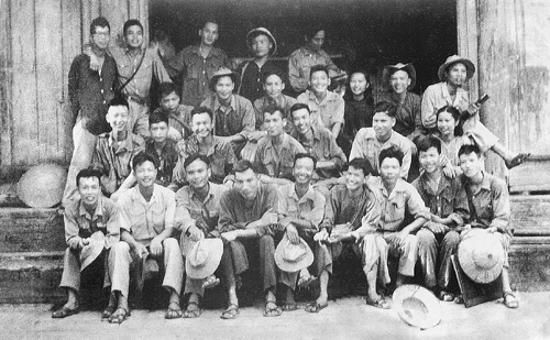 Tô Ngọc Vân Họa sỹ Tô Ngọc Vân (ngồi thứ 5, hàng đầu, từ trái sang) cùng các giảng viên và sinh viên Trường Mỹ thuật Kháng chiến, tại Việt Bắc.