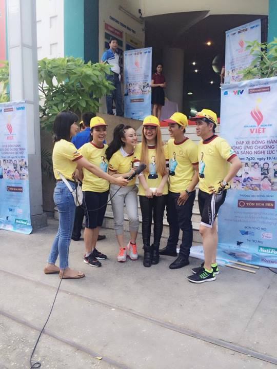 Gương mặt thân quen Hoài Lâm vui vẻ trả lời phỏng vấn trước những lời trêu đùa của Vy Oanh và MaiA
