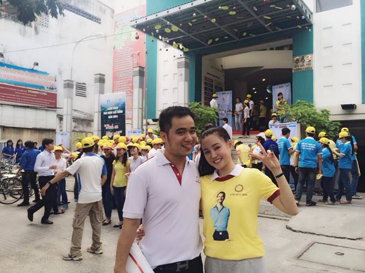Gương mặt thân quen Vy Oanh chụp ảnh cùng khán giả hâm mộ.