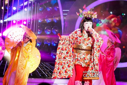 M&agrave;n biểu diễn đầy ấn tượng của ch&agrave;ng ca sĩ 