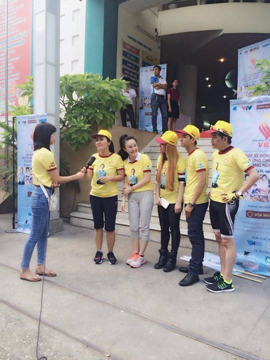 Gương mặt thân quen Trả lời phỏng vấn của phóng viên.