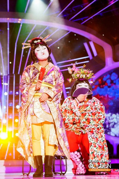 Ở m&agrave;n biểu diễn n&agrave;y, Vương Khang lại tiếp tục chọc cười kh&aacute;n giả với vai geisha nổi tiếng b&ecirc;n cạnh sự xuất hiện của Don Nguyễn với m&agrave;n song ca sau tiết mục ch&iacute;nh của Vương Khang