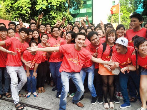 Đàm Vĩnh Hưng hướng dẫn các bạn sinh viên xếp hàng quay MV.