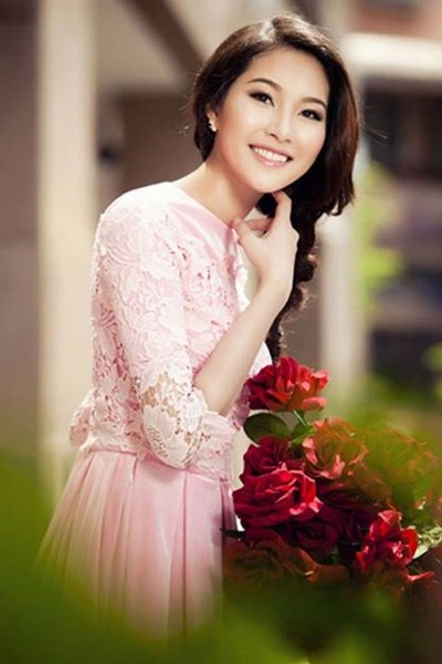 Từ sau cuộc thi Hoa hậu Thu Thảo ngày càng  trở lên xinh đẹp với những bộ trang phục lôi cuốn mọi ánh nhìn.